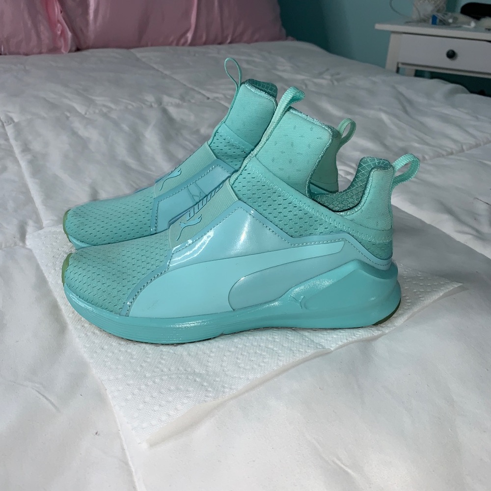 worn once puma sneakers and in great condition!